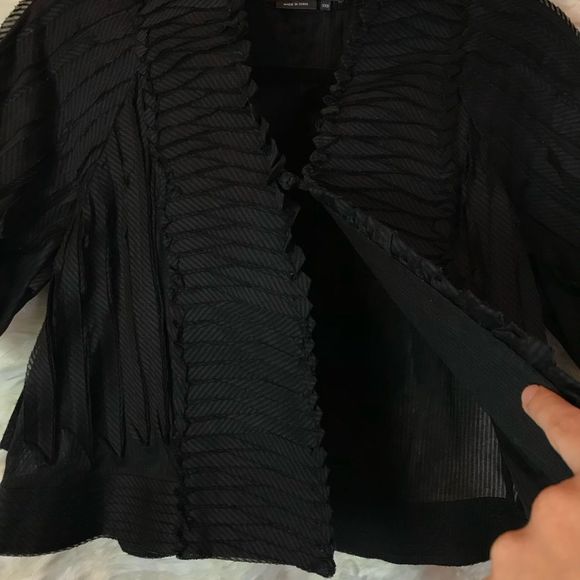 ❤️SALE❤️BCBG Max Azria Ruffle Cropped Jacket Top size XXS - Picture 9 of 11
